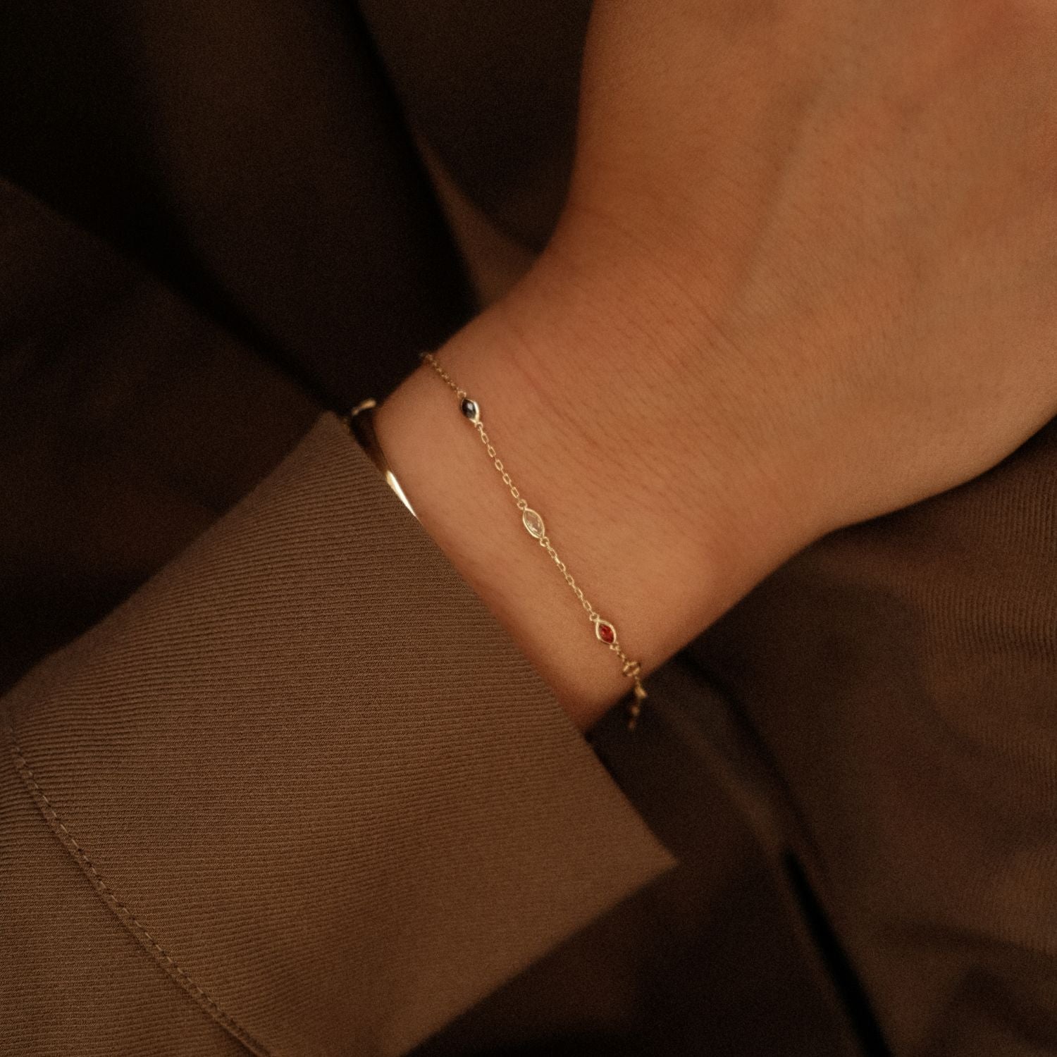 Armband met gekleurde edelstenen