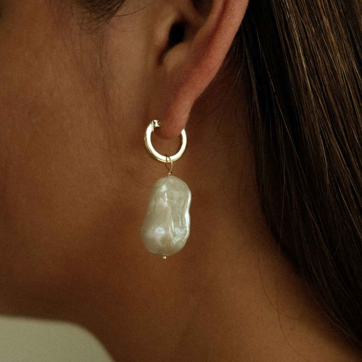 Barok parel aan gouden hoops