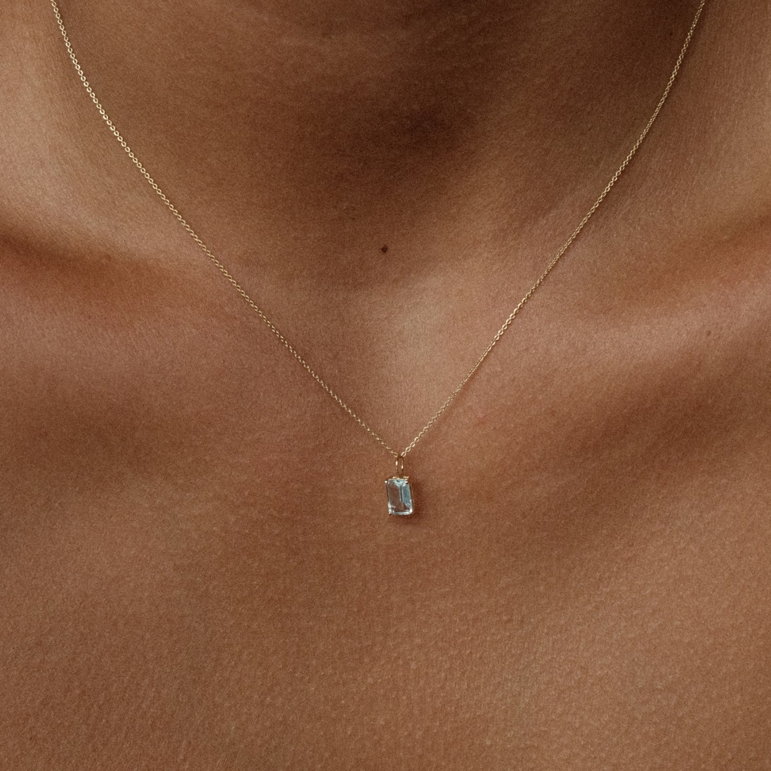 Blauwe topaas baguette hanger oro