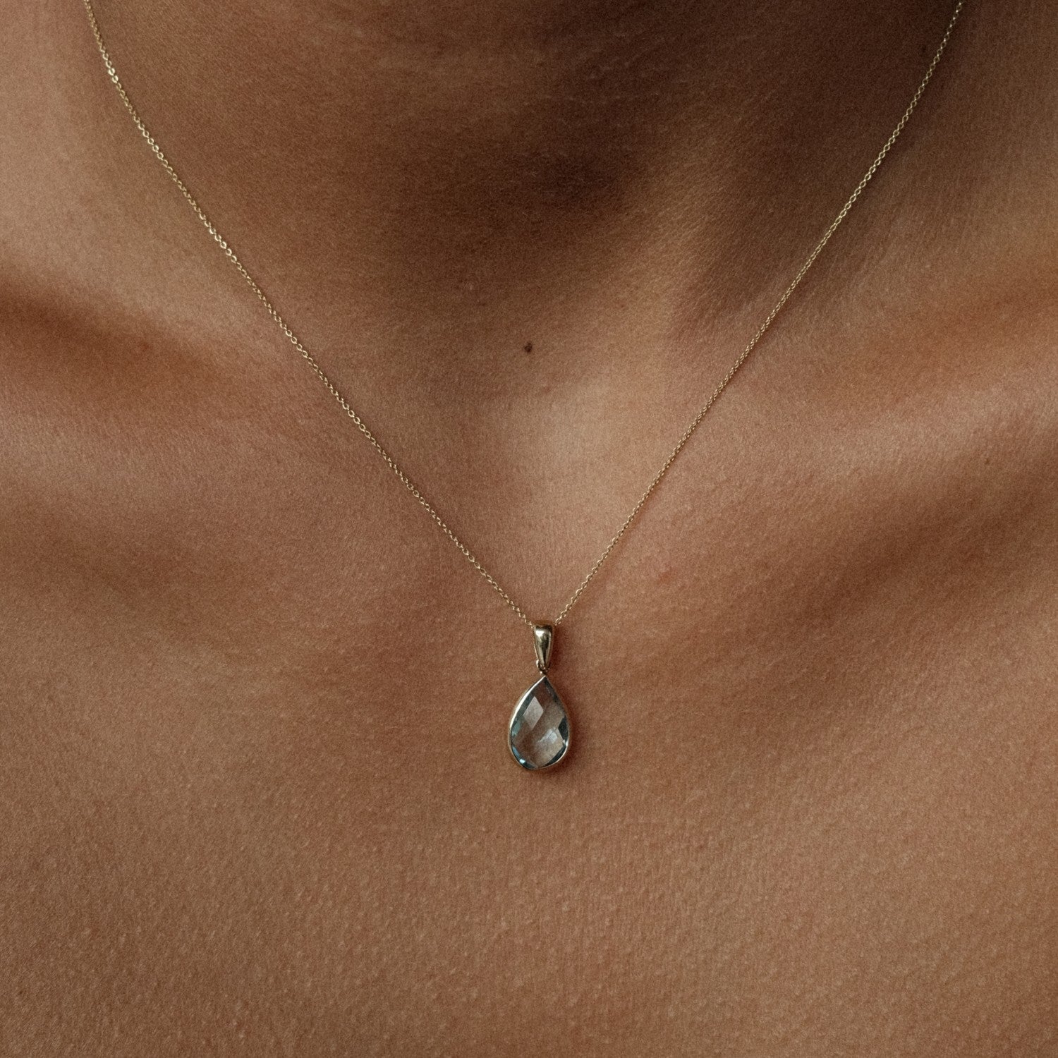 Blauwe topaas druppelvormige hanger