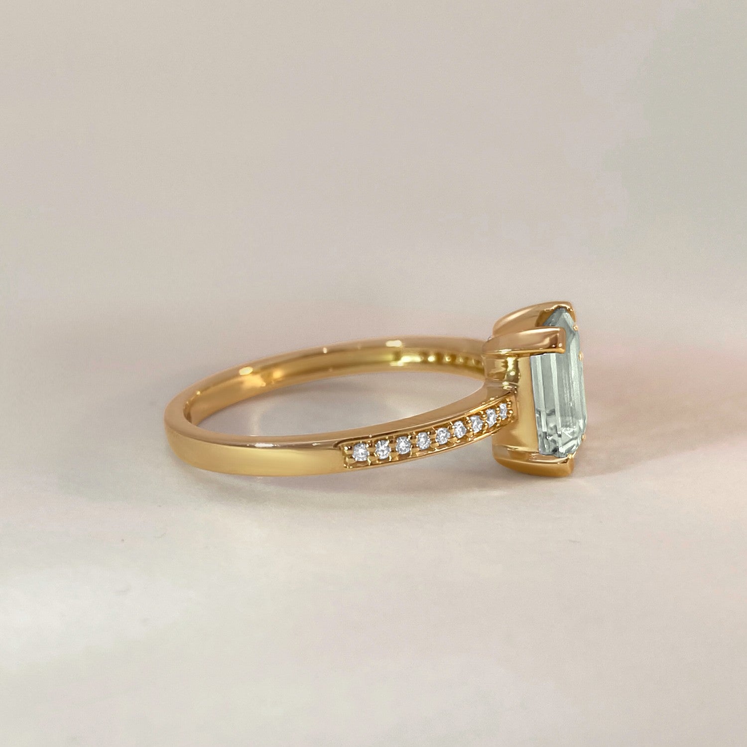 Diamant en groene amethyst ring