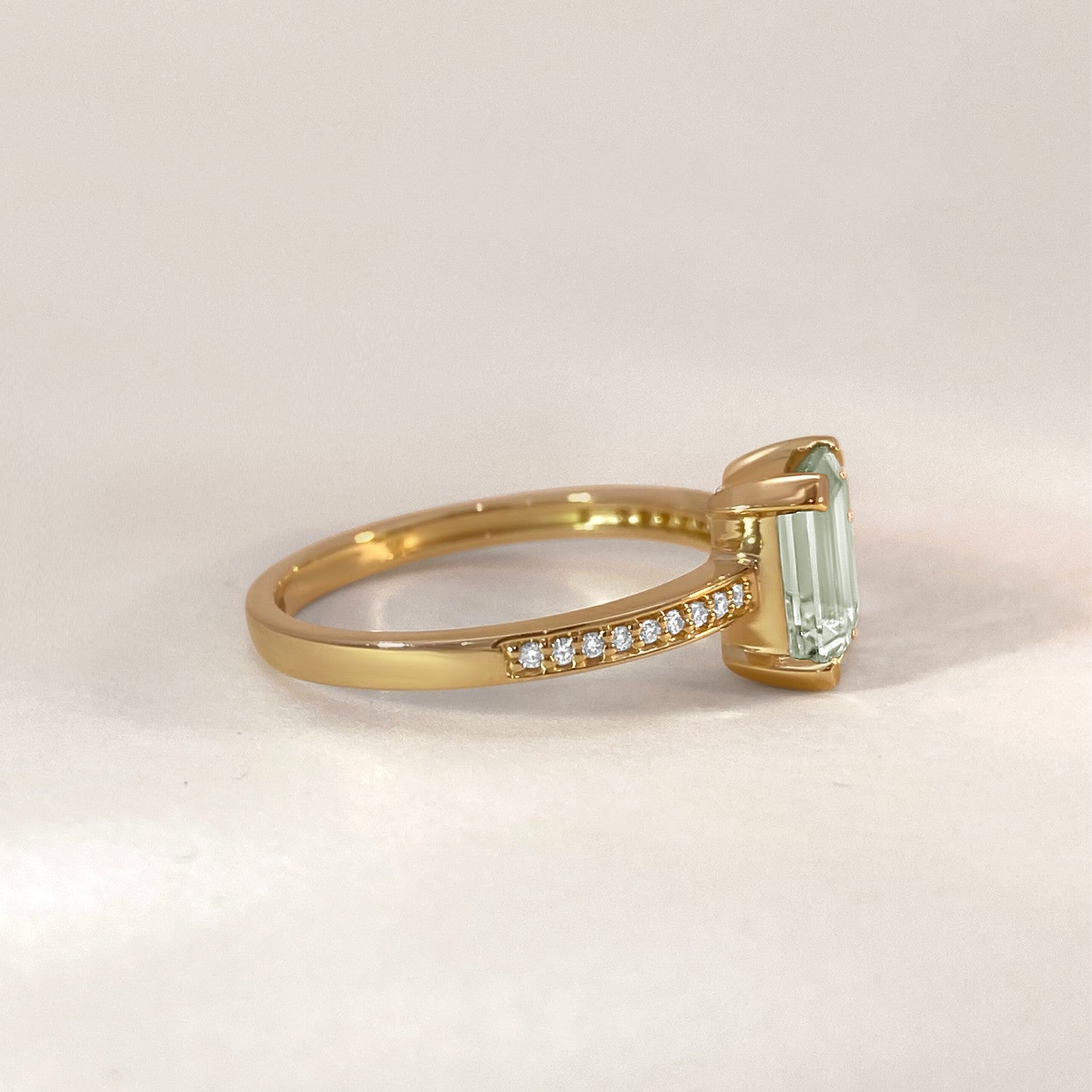 Diamant en groene amethyst ring