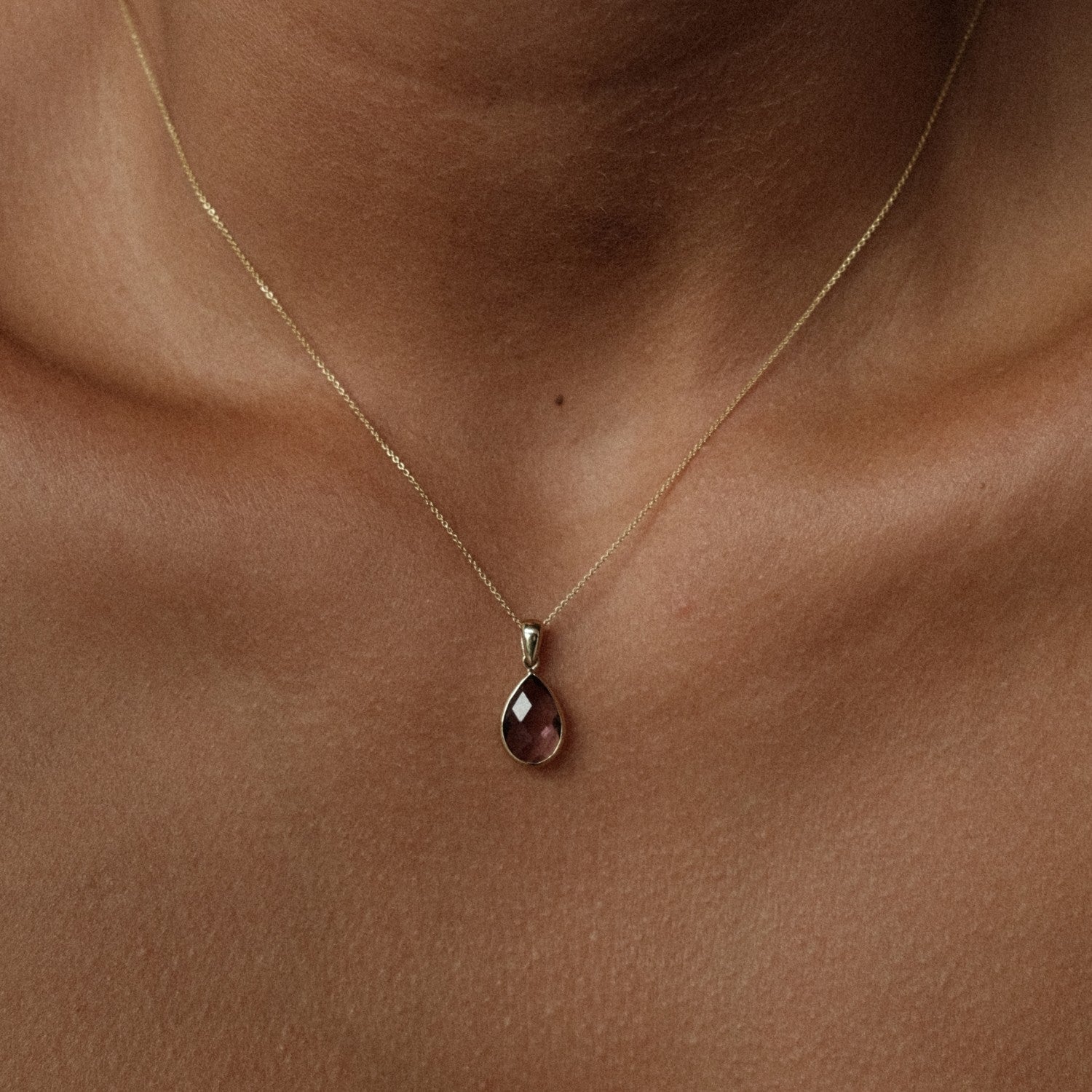Druppel hanger met rhodoliet