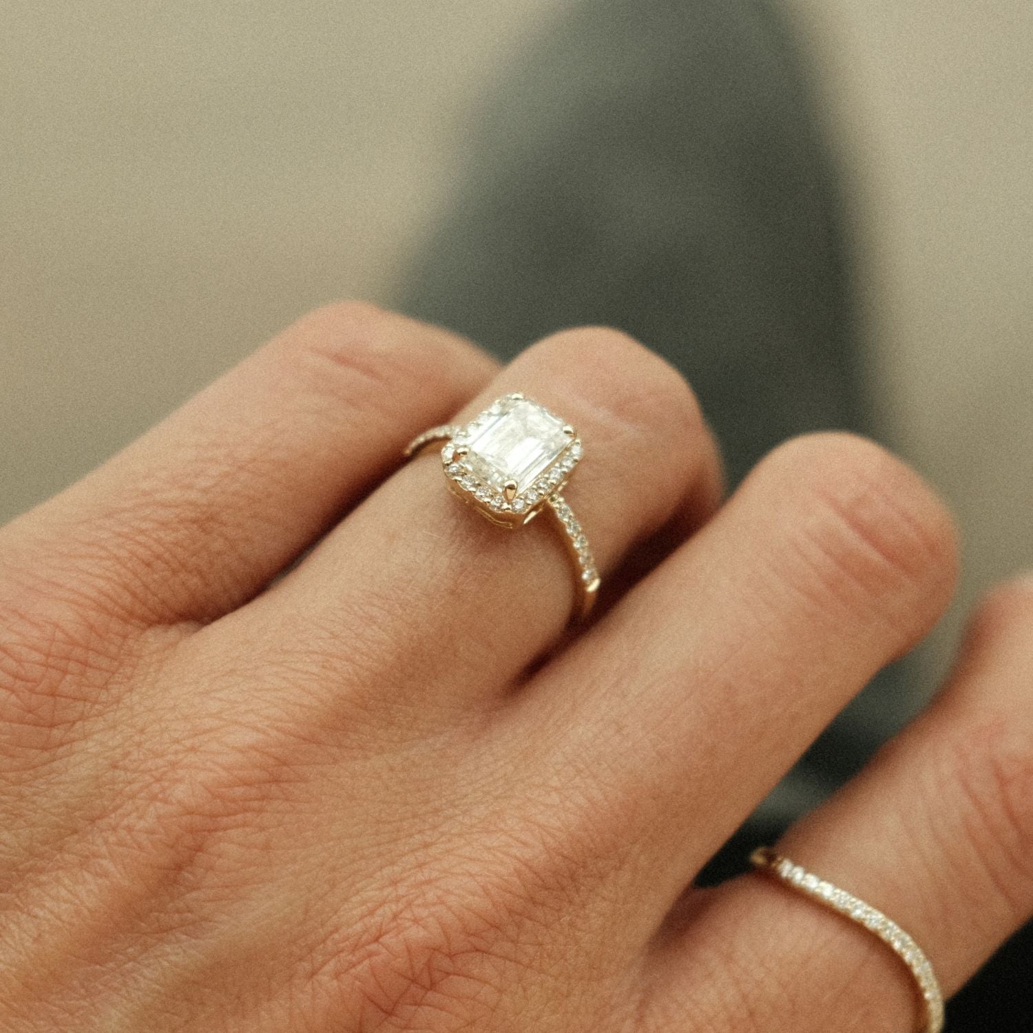 Emerald-Cut Diamond Halo Ring Zetting