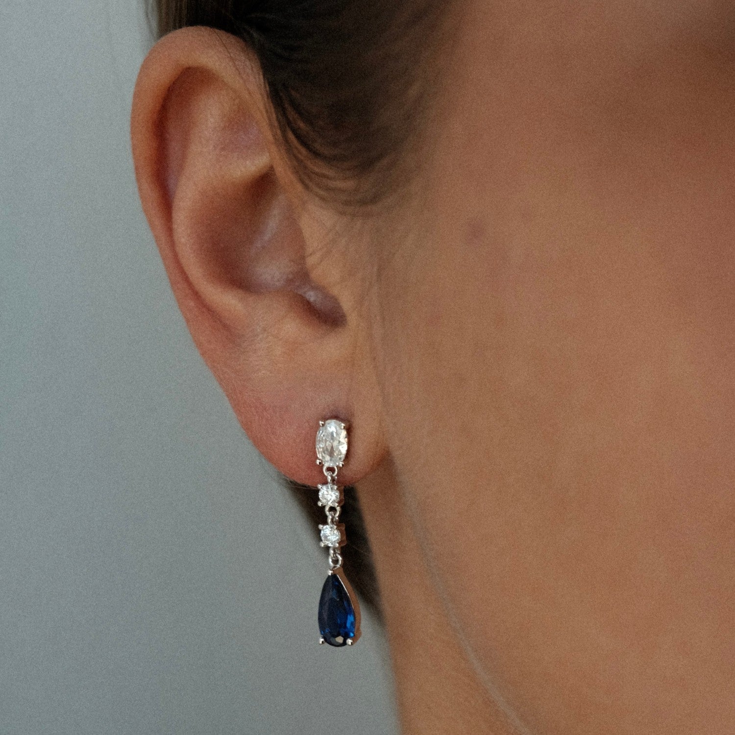 Festive oorbellen met blauwe steen