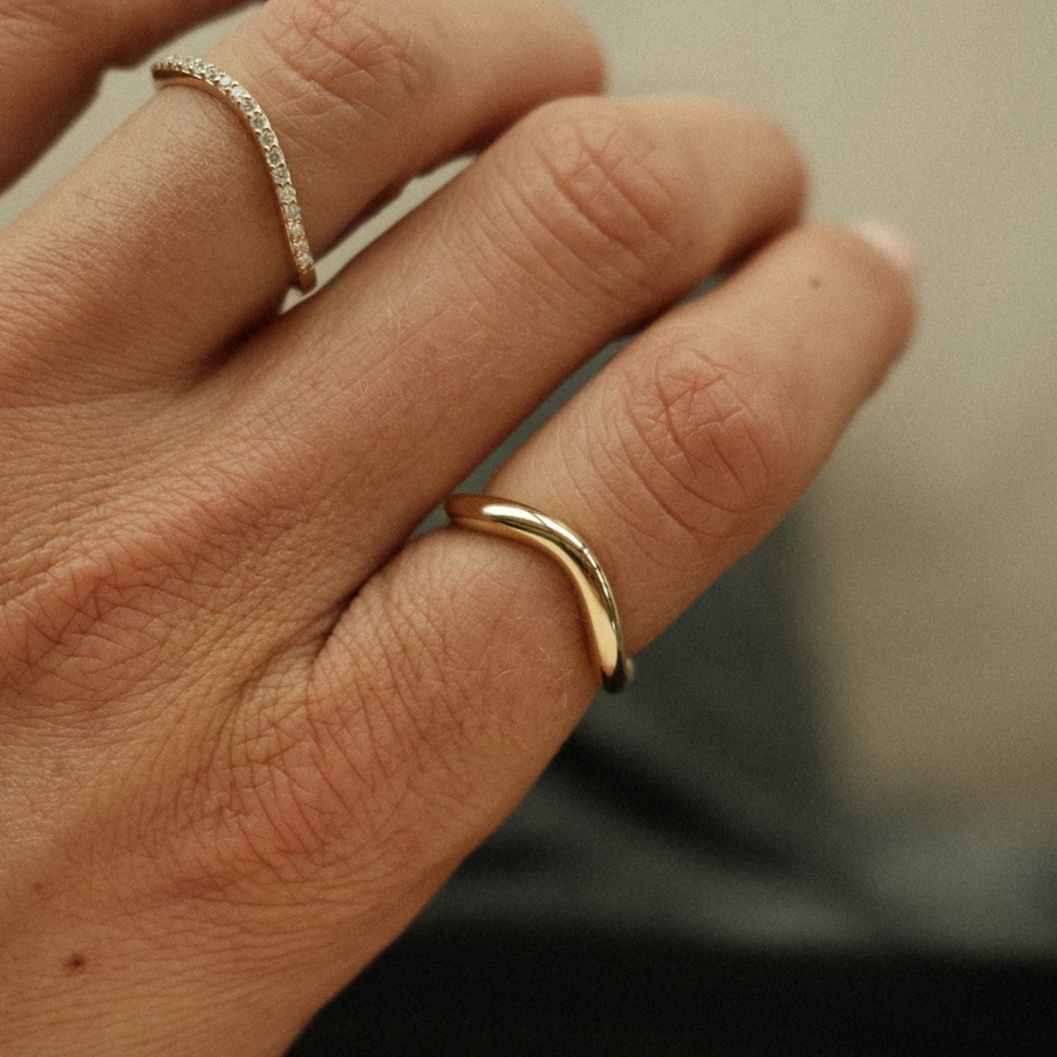 Gebogen V Ring Goud