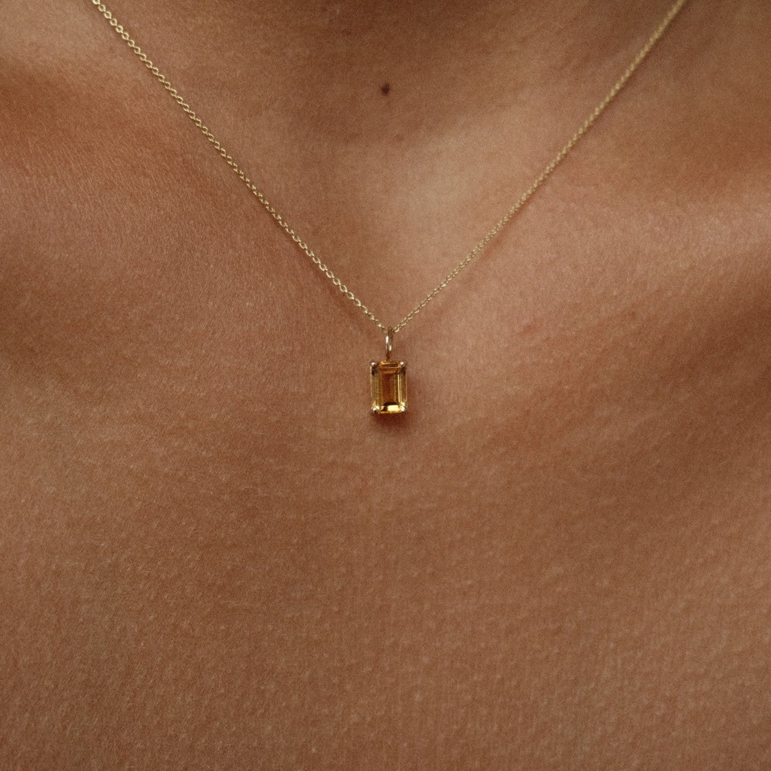 Gouden baguette hanger met citrien