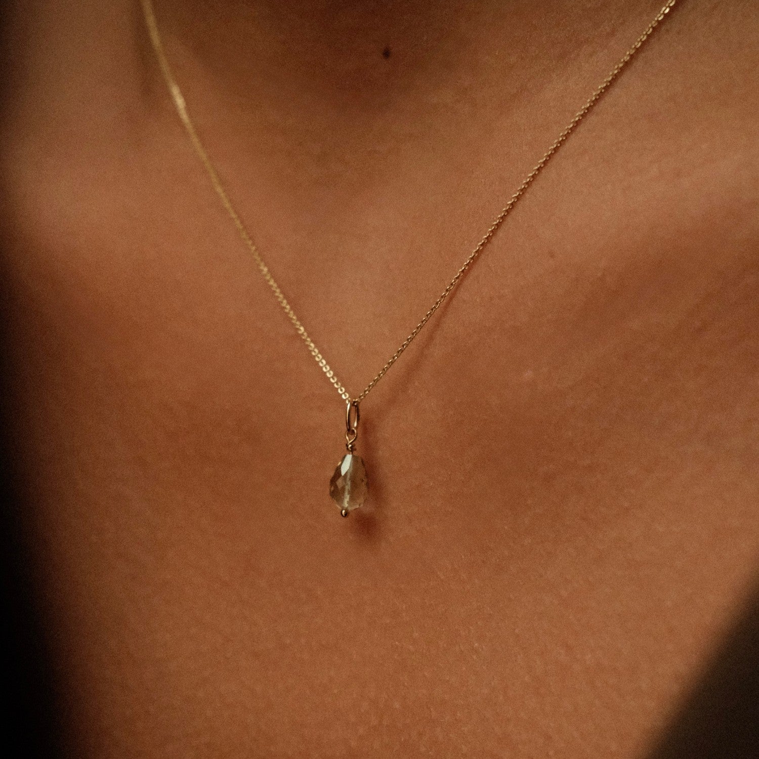 Gouden bedel met groene amethist