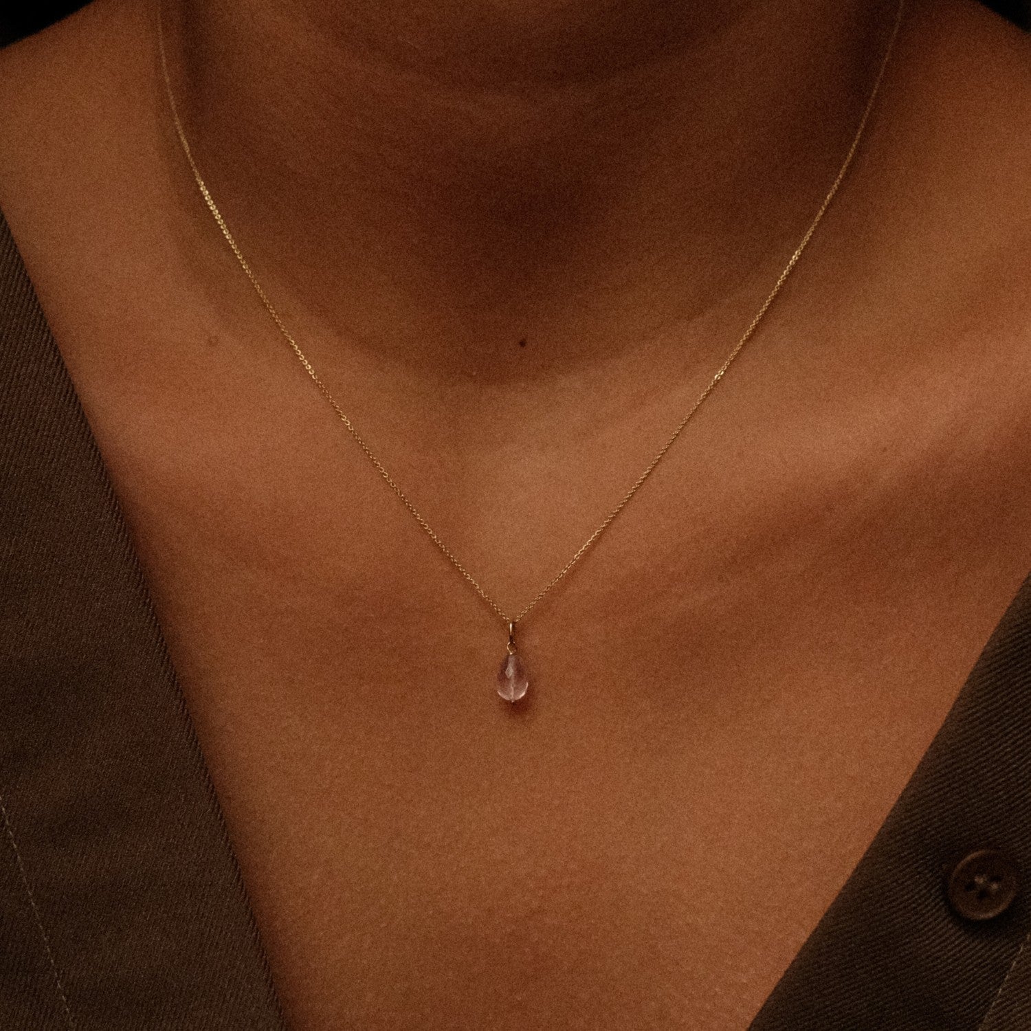 Gouden bedeltje met rozenkwarts