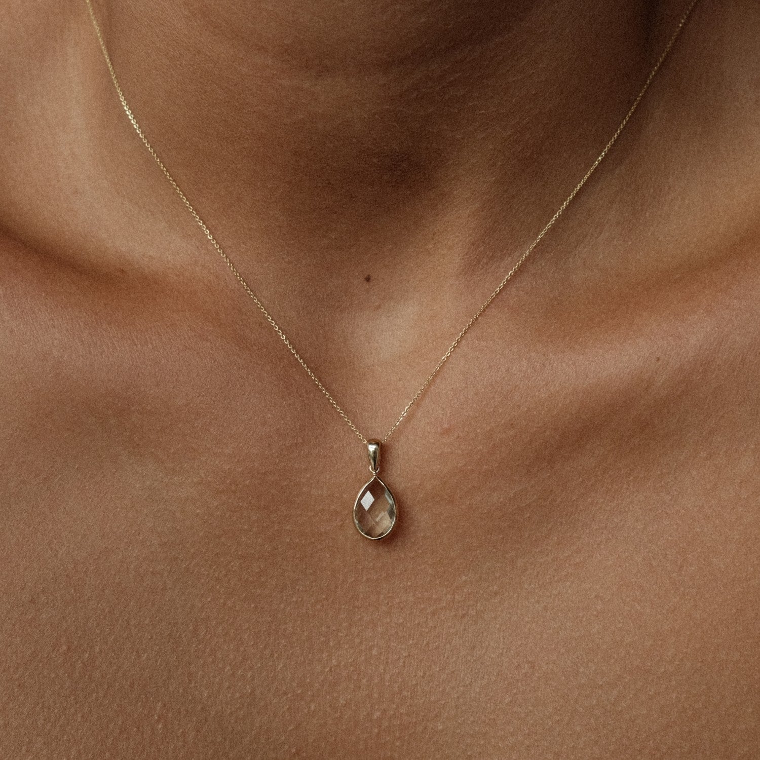 Gouden druppel hanger groene amethist