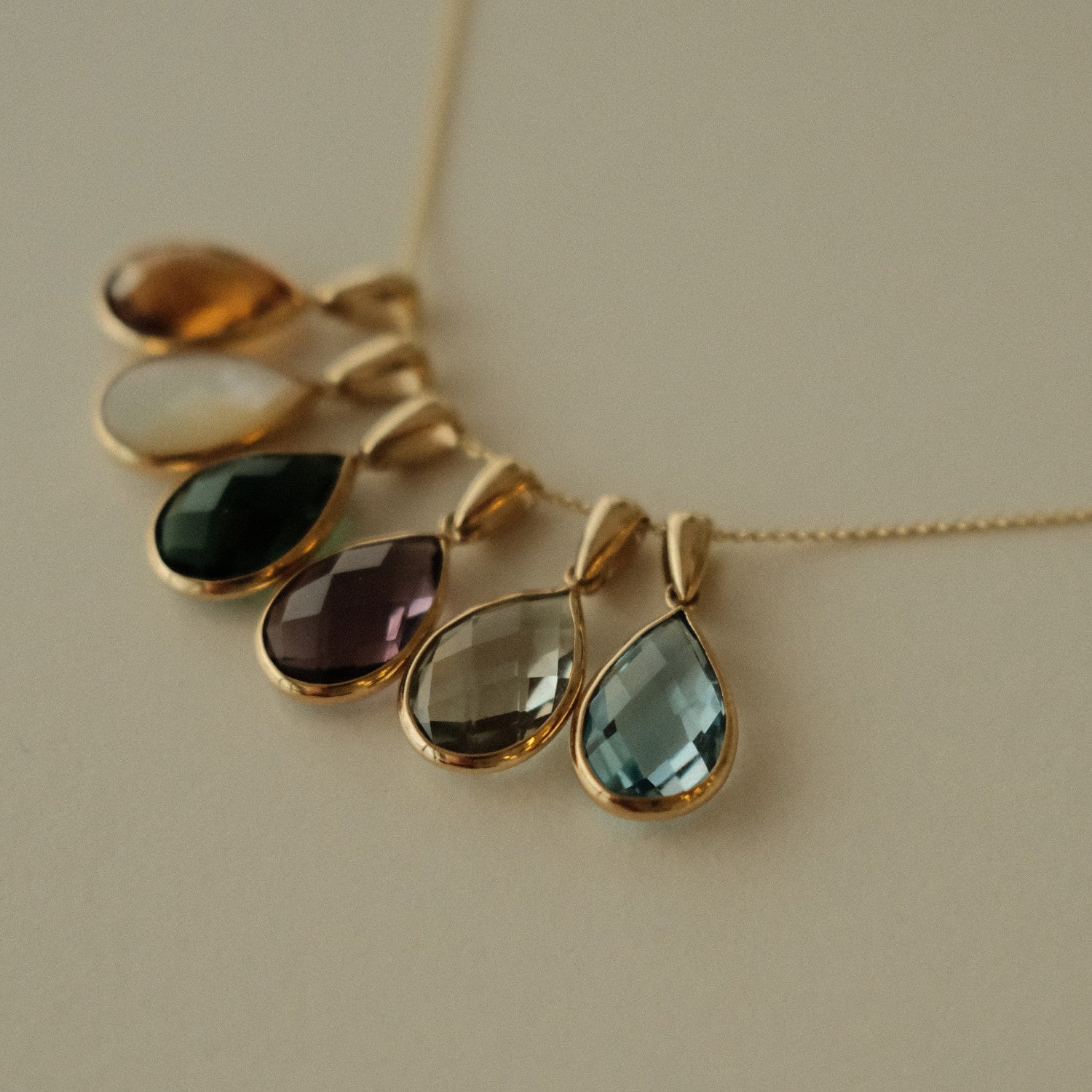 Gouden edelsteen hangers