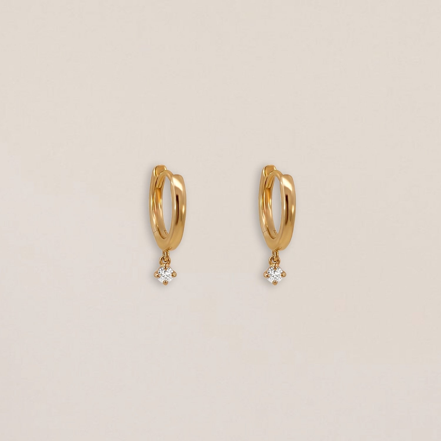 Gouden huggies met diamant hangertje