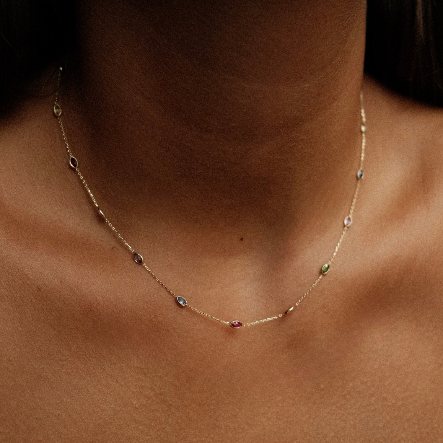 Gouden ketting gekleurde stenen