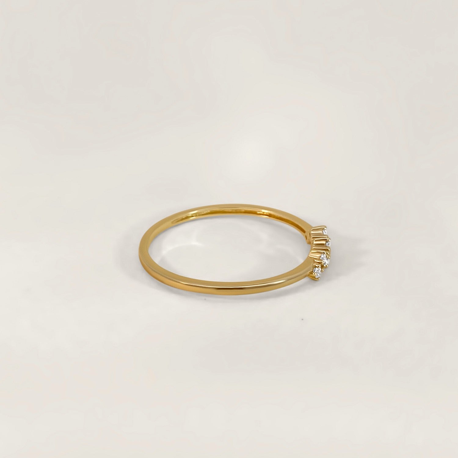 Gouden ring met kristallen