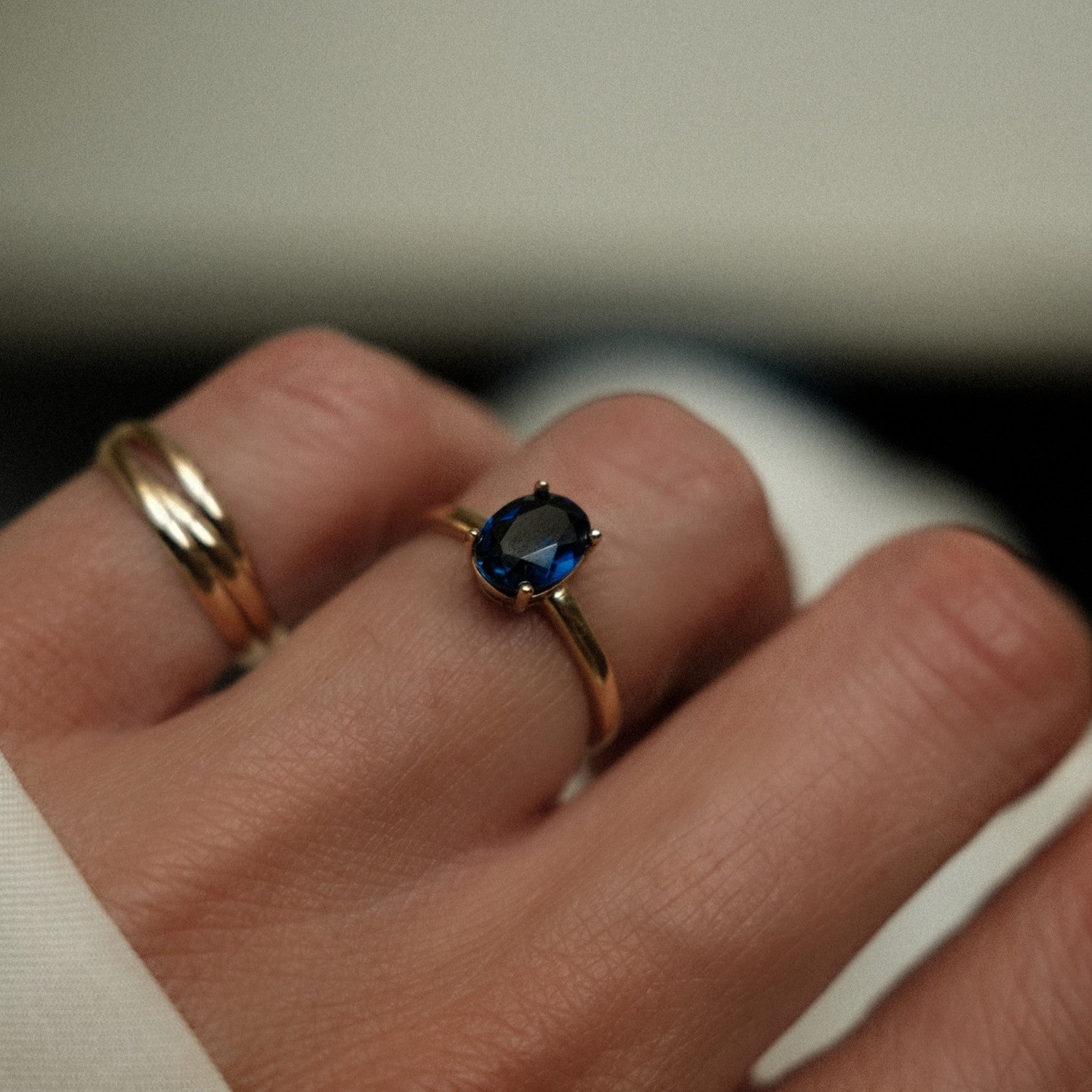 Gouden ring met ovale saffier