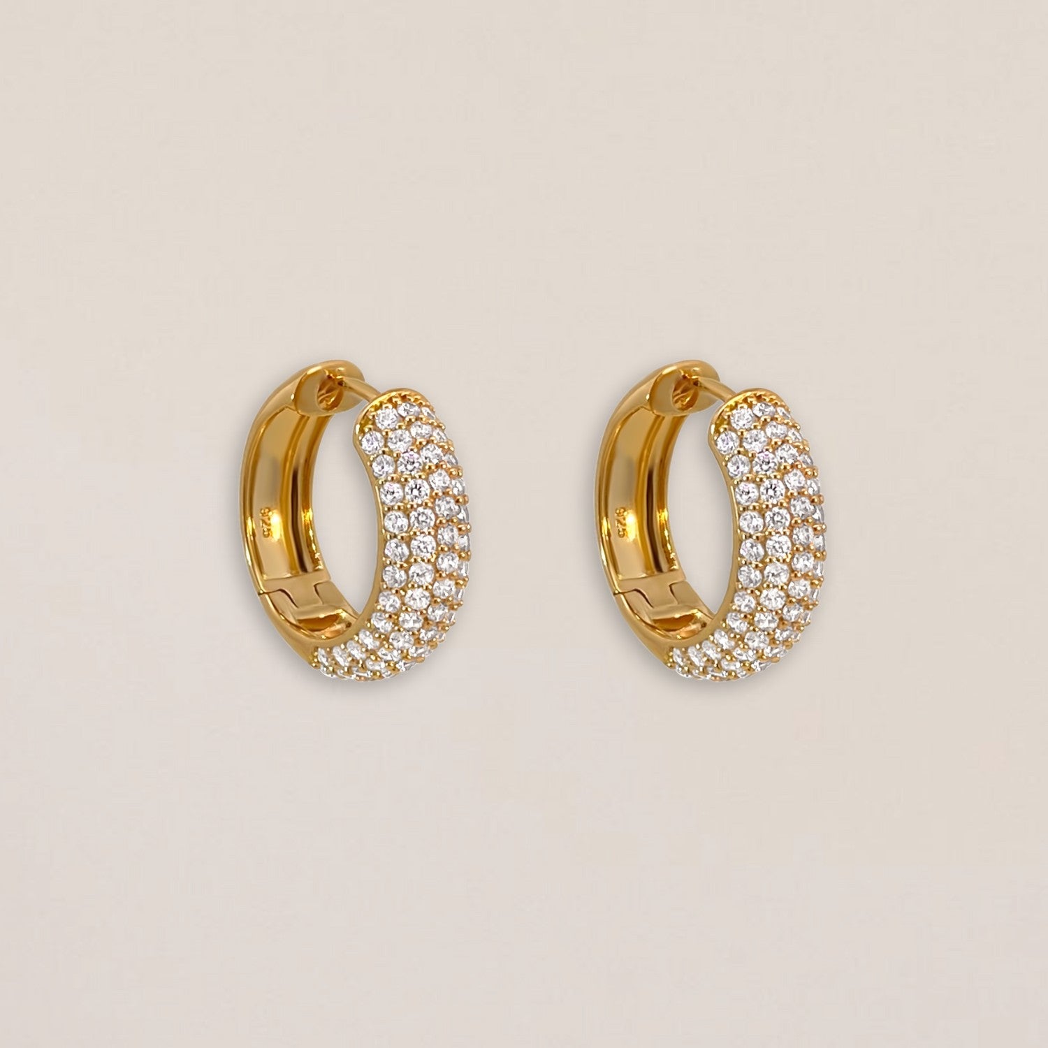 Grote gouden hoops met steentjes