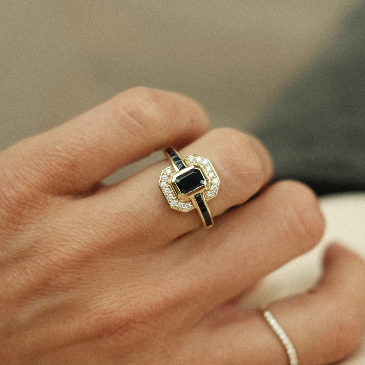 Hoekige statement ring blauw saffier diamant