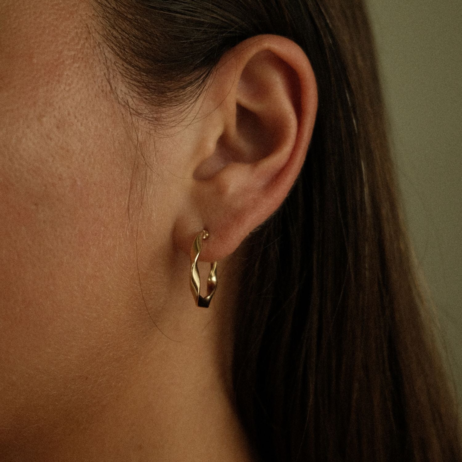 Hoops met gedraaide details