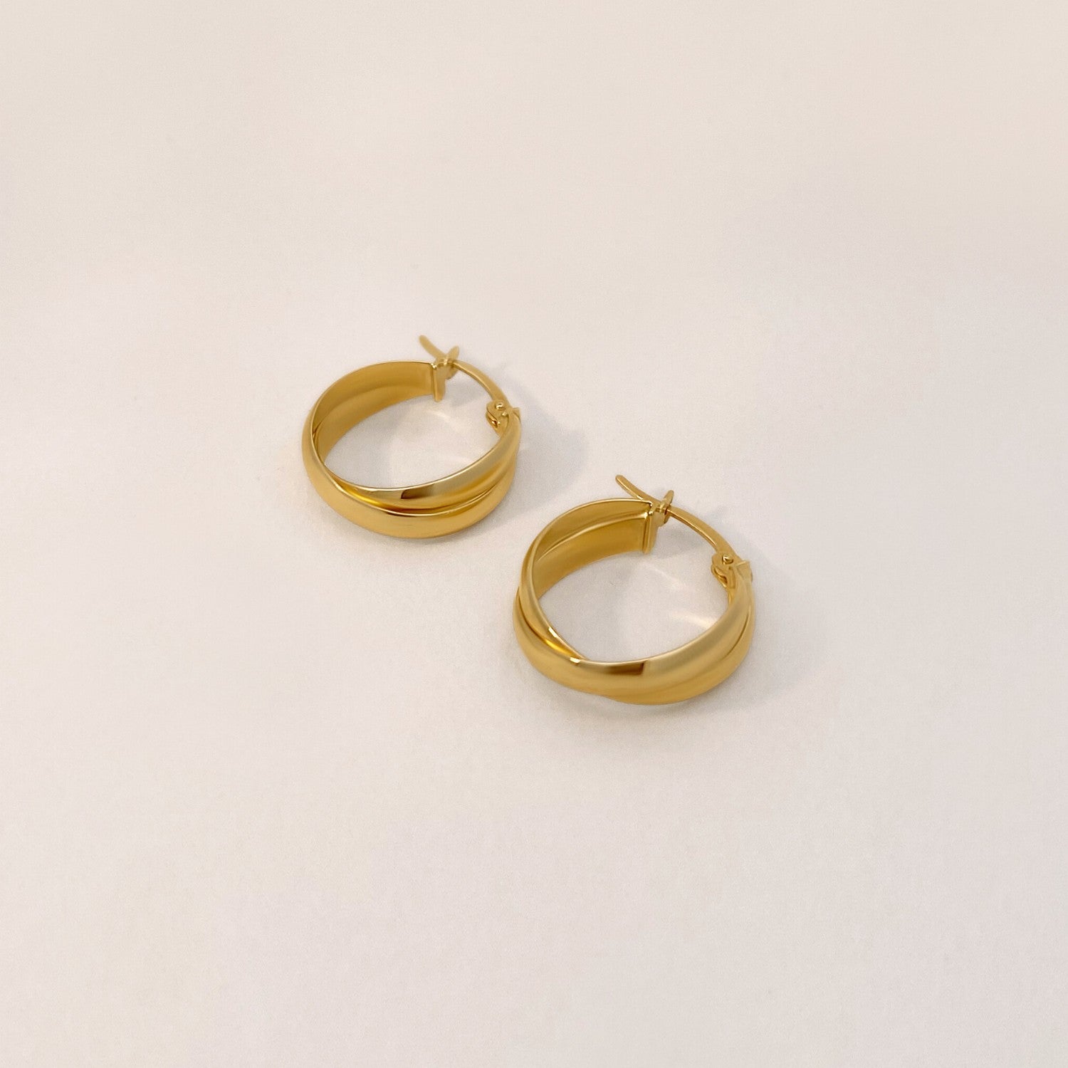 Intertwined hoops goud