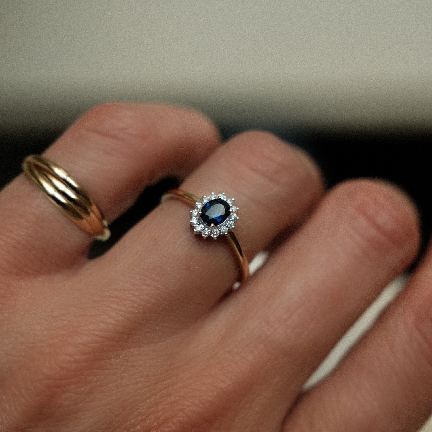 Lady Di Ring medium met saffier en diamant