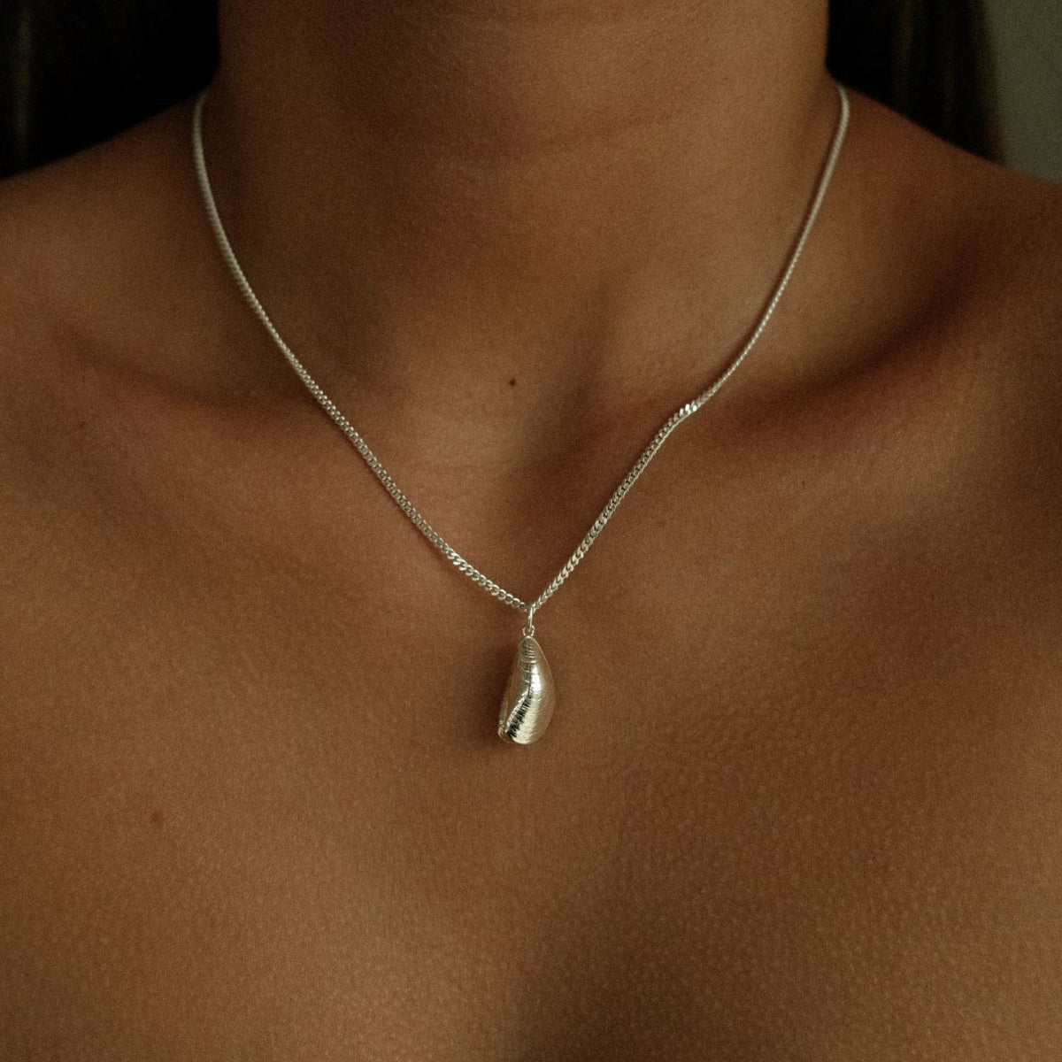 Mussel pendant on necklace silver