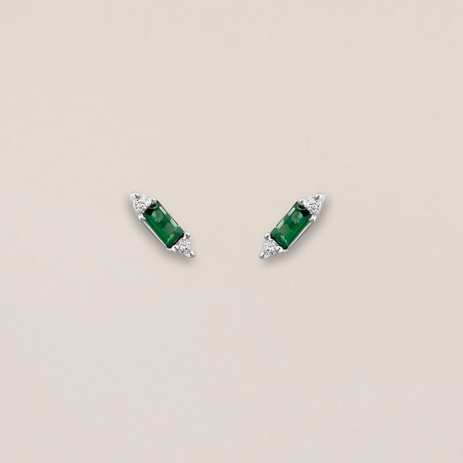 Oorknopjes met groene steentjes