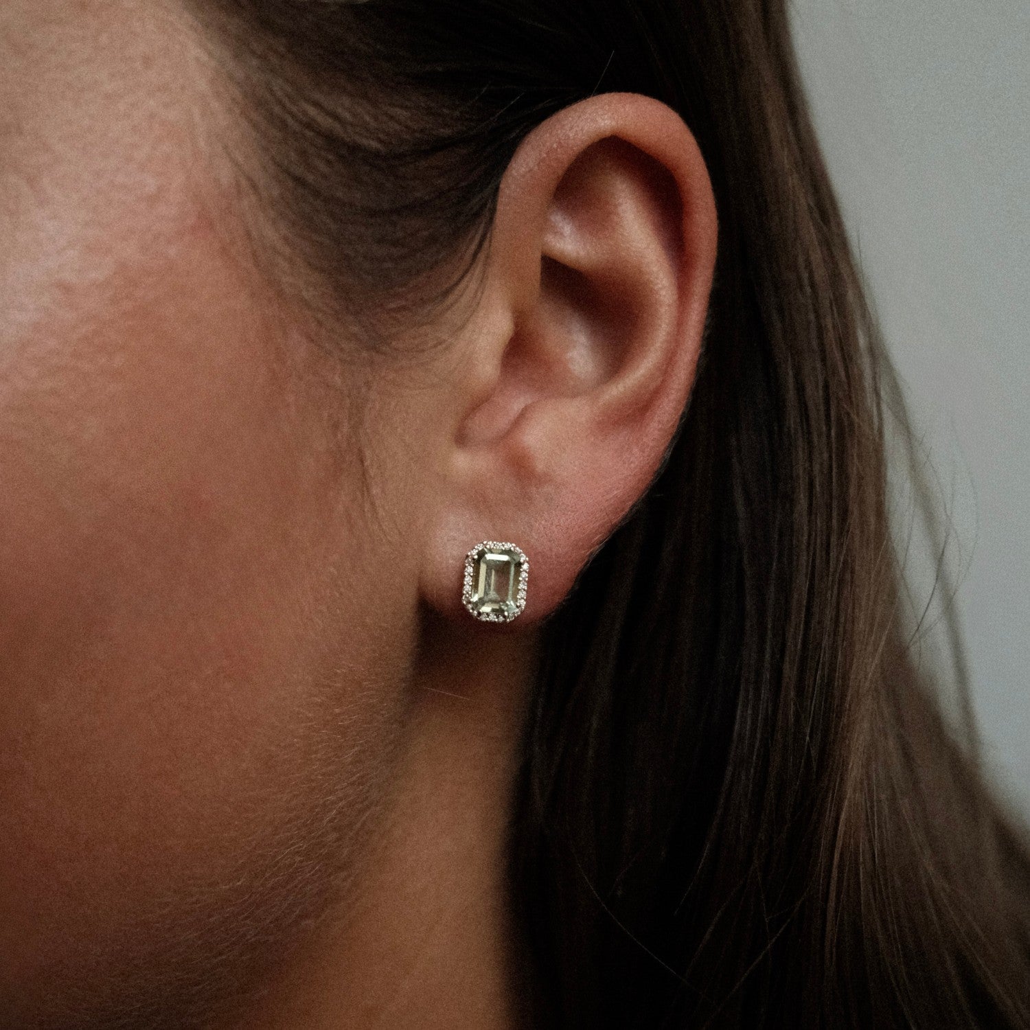 Oorknoppen met groene amethist en diamant