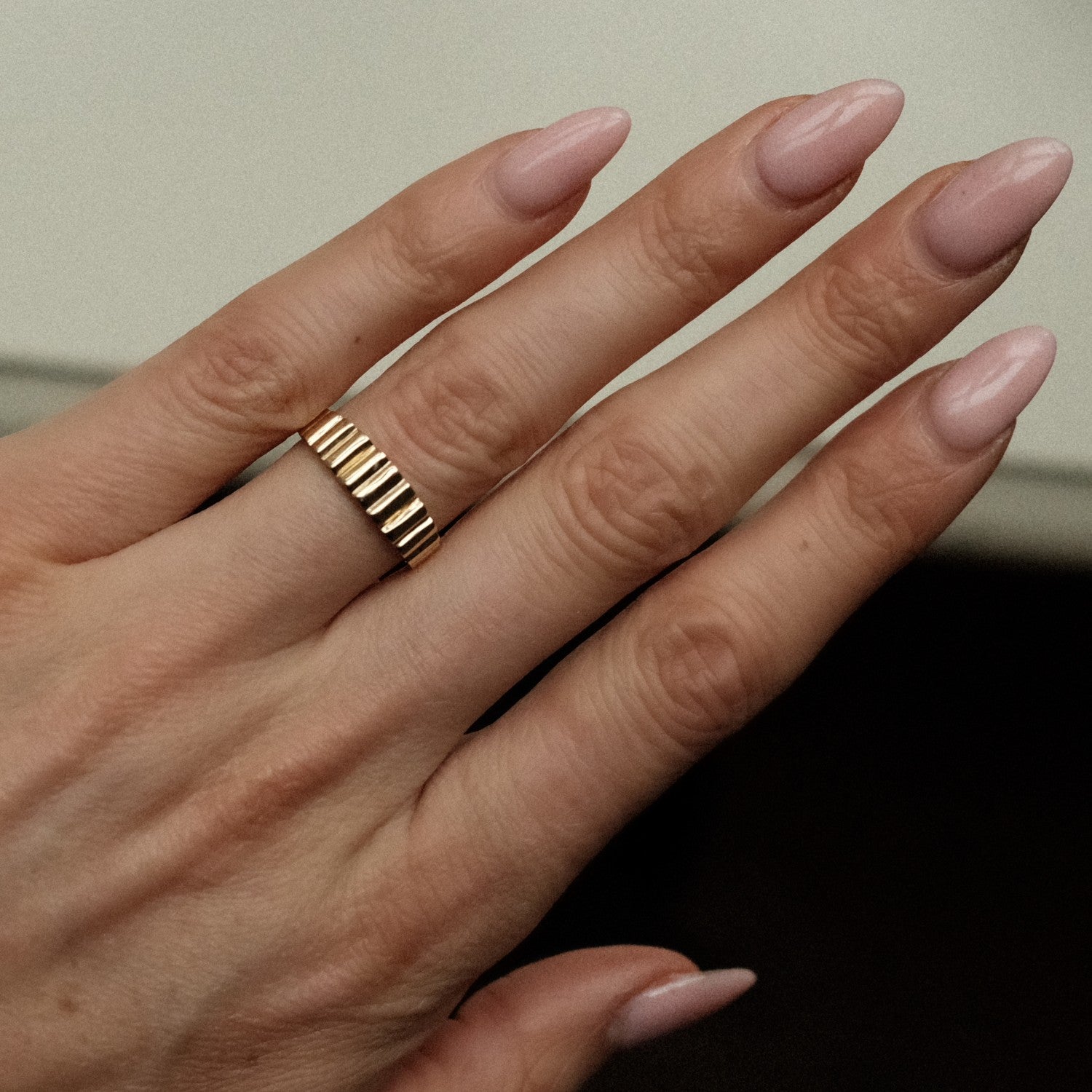 Oro Contour Ribbed Ring