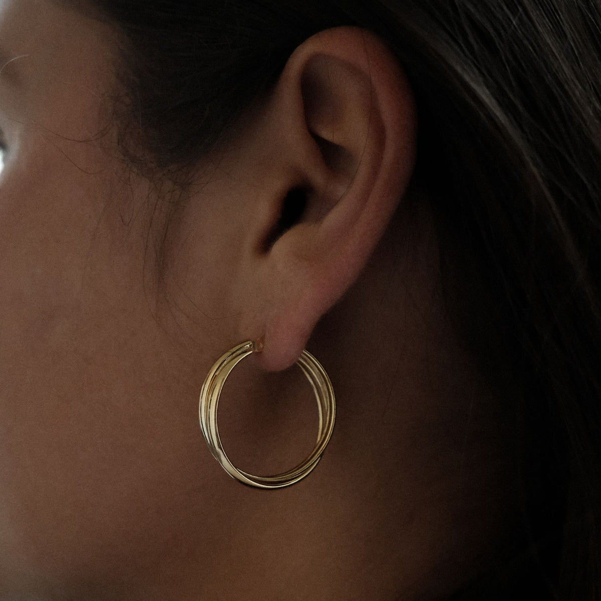Oro Large Hoops with a Twist