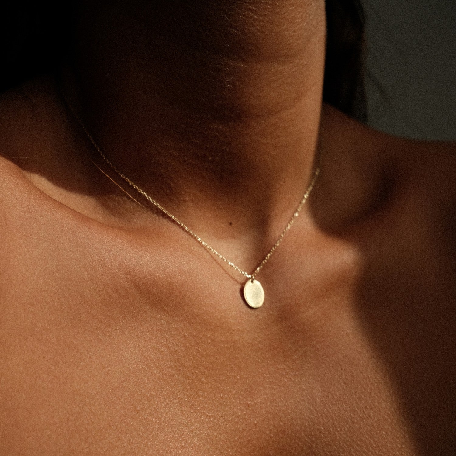 Oval plate necklace gold