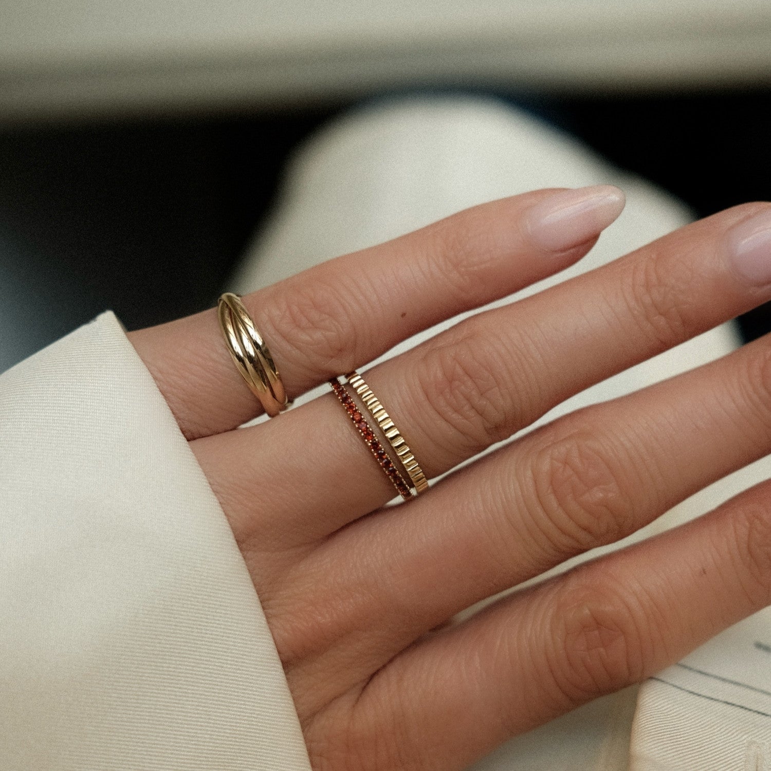 Rij ring met rode granaat