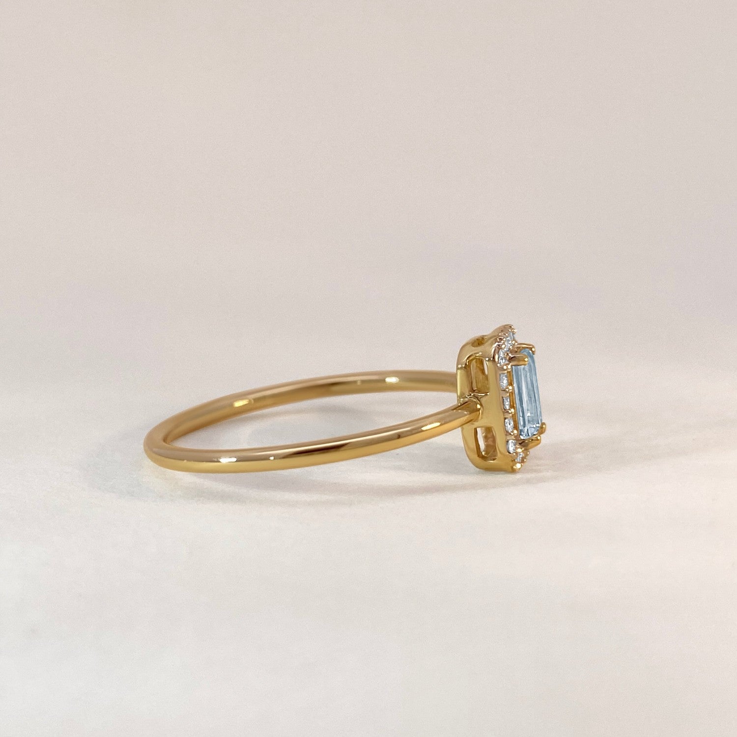 Ring met blauwe aquamarijn steen