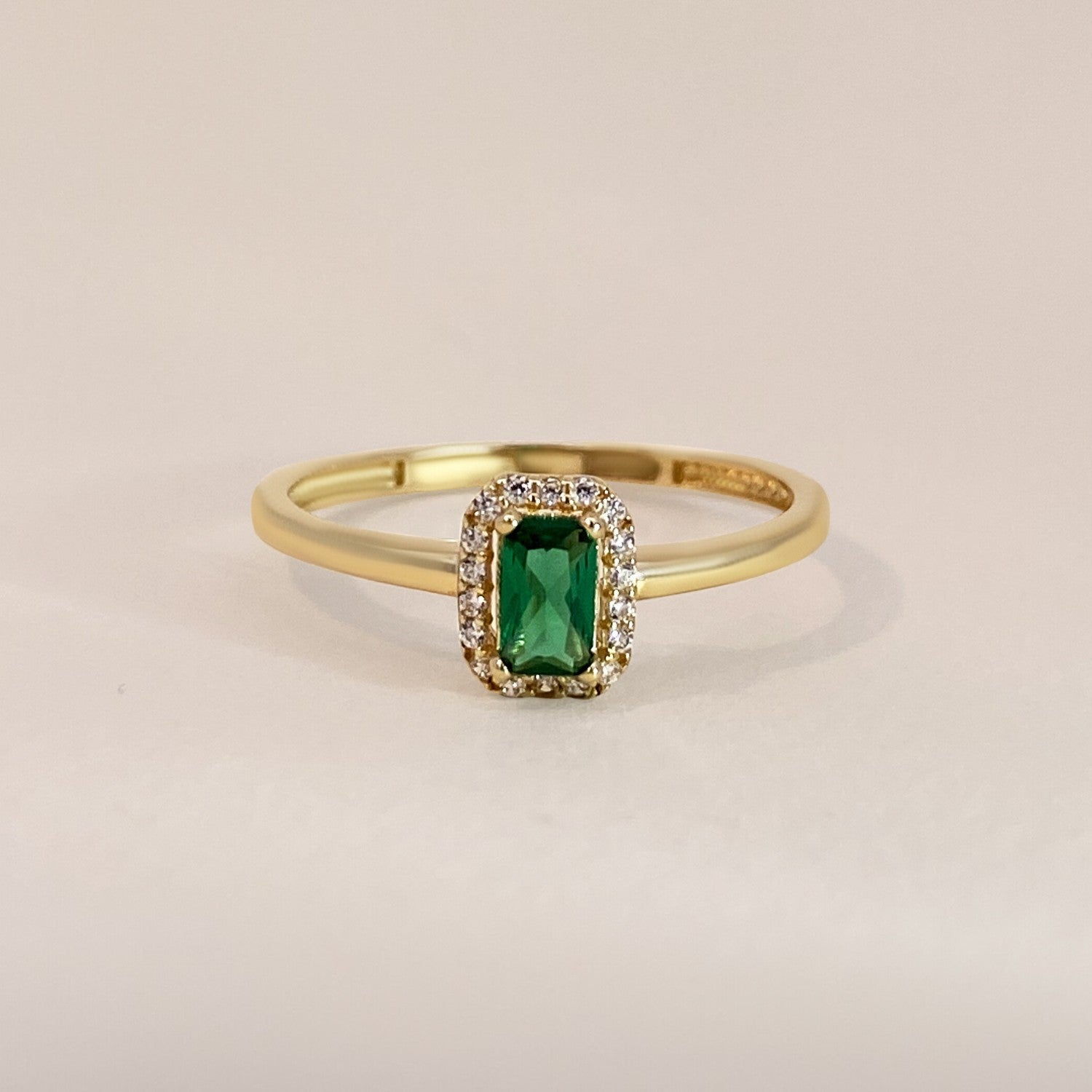 Ring met groene steen