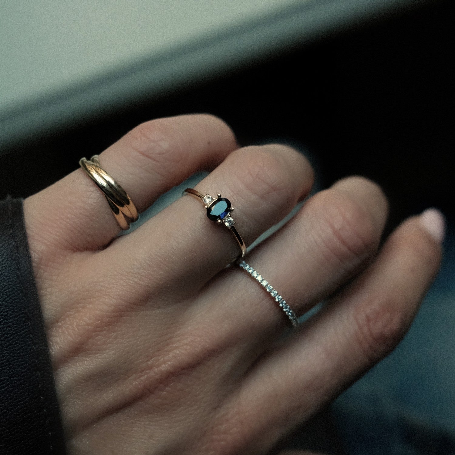 Saffier ring met twee diamanten