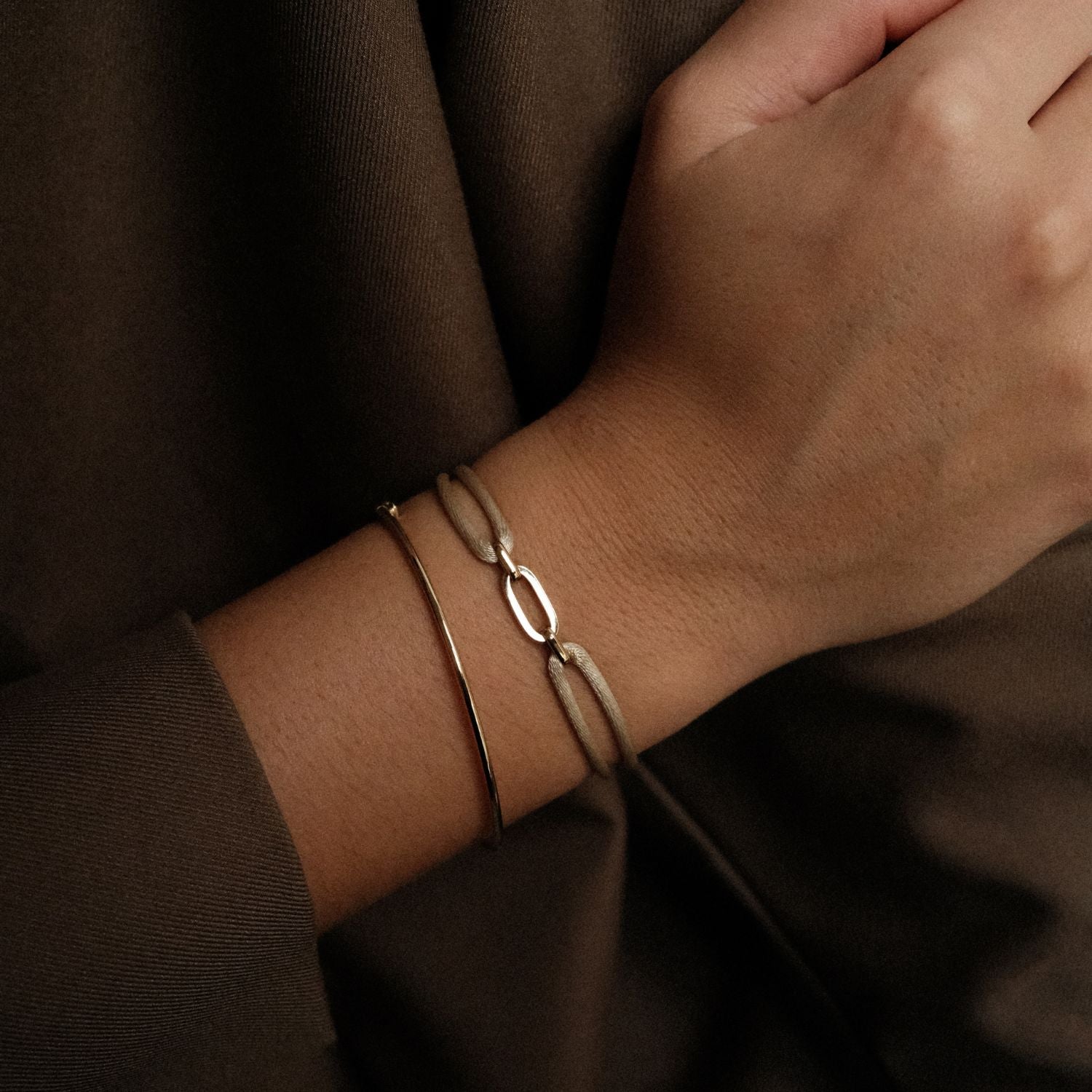 Sand Satijn Armband met Gouden Schakel