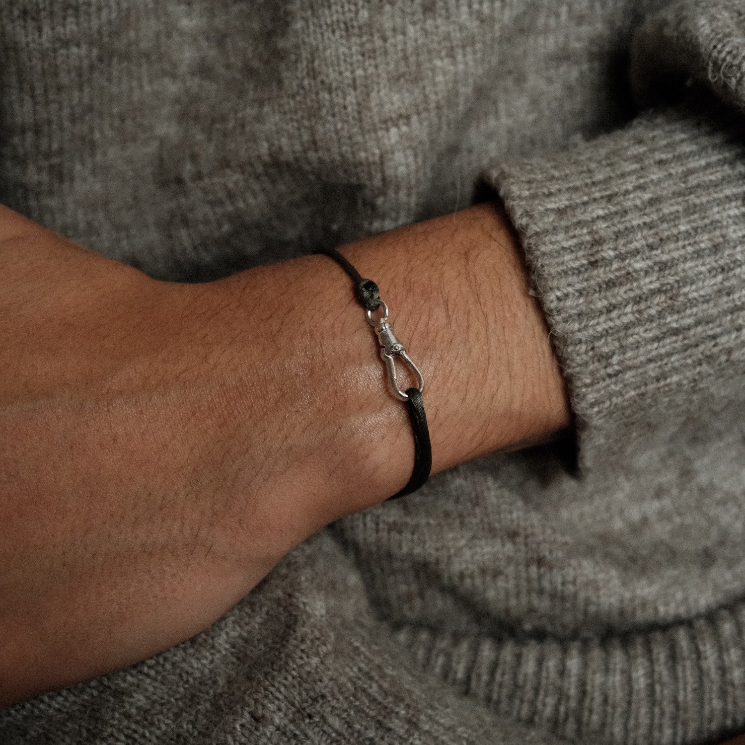 Satijnen armband met zilveren slot schakel