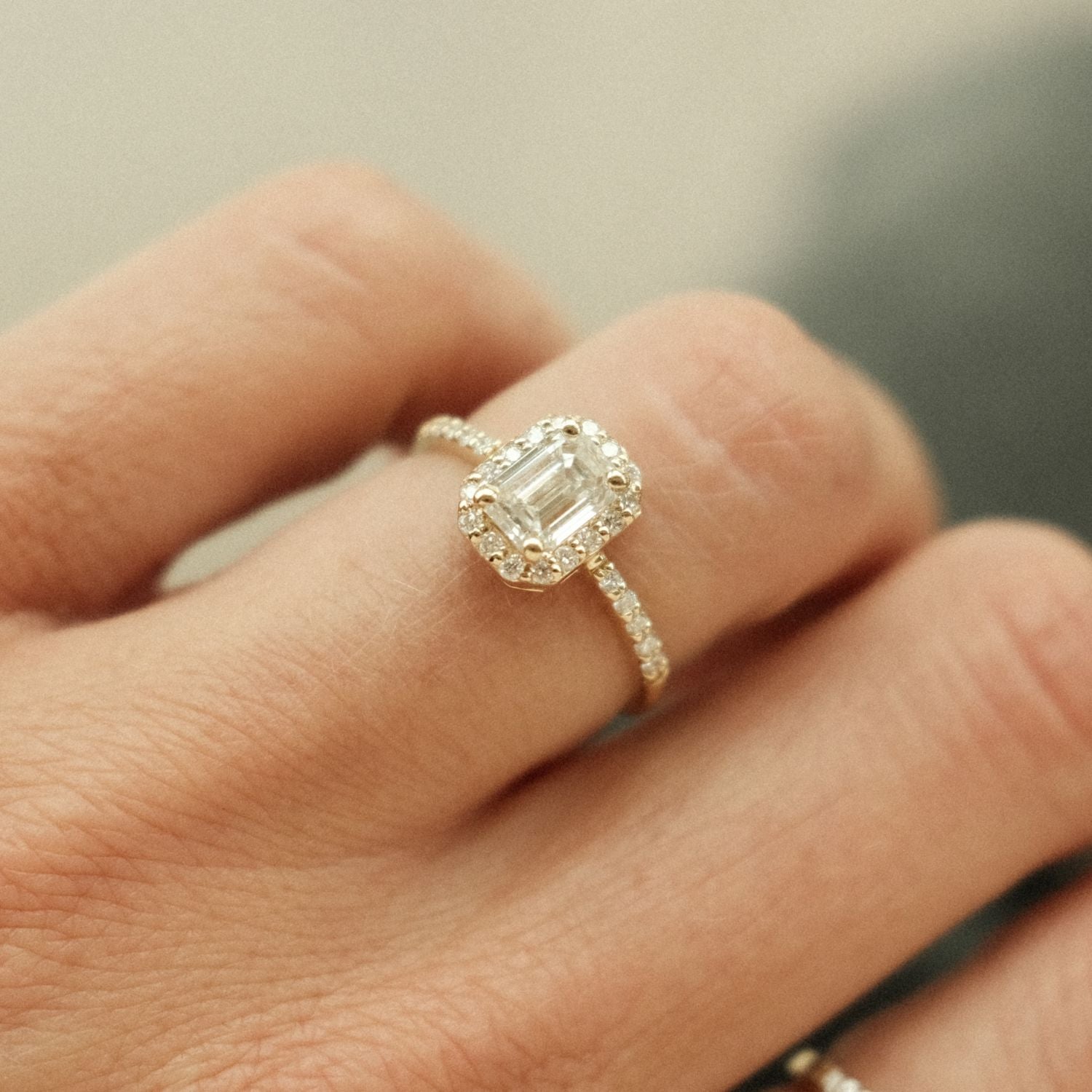 Signature Diamond Halo Ring Gold