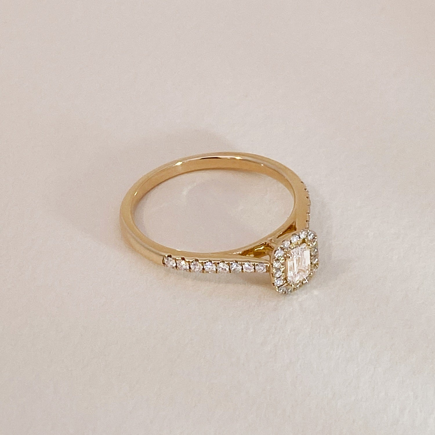 Solitaire on Diamonds Halo Verlovingsring