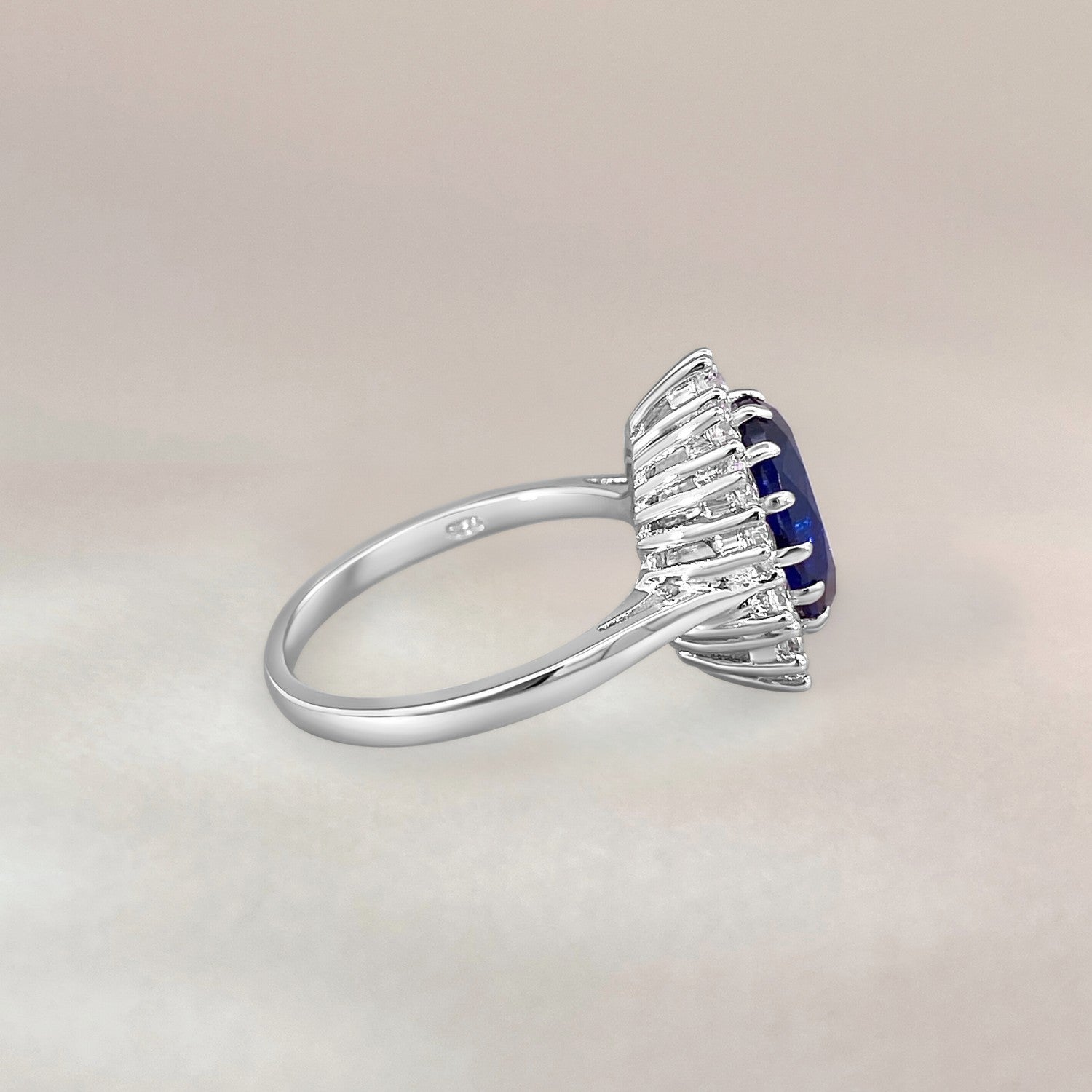 Statement lady di ring