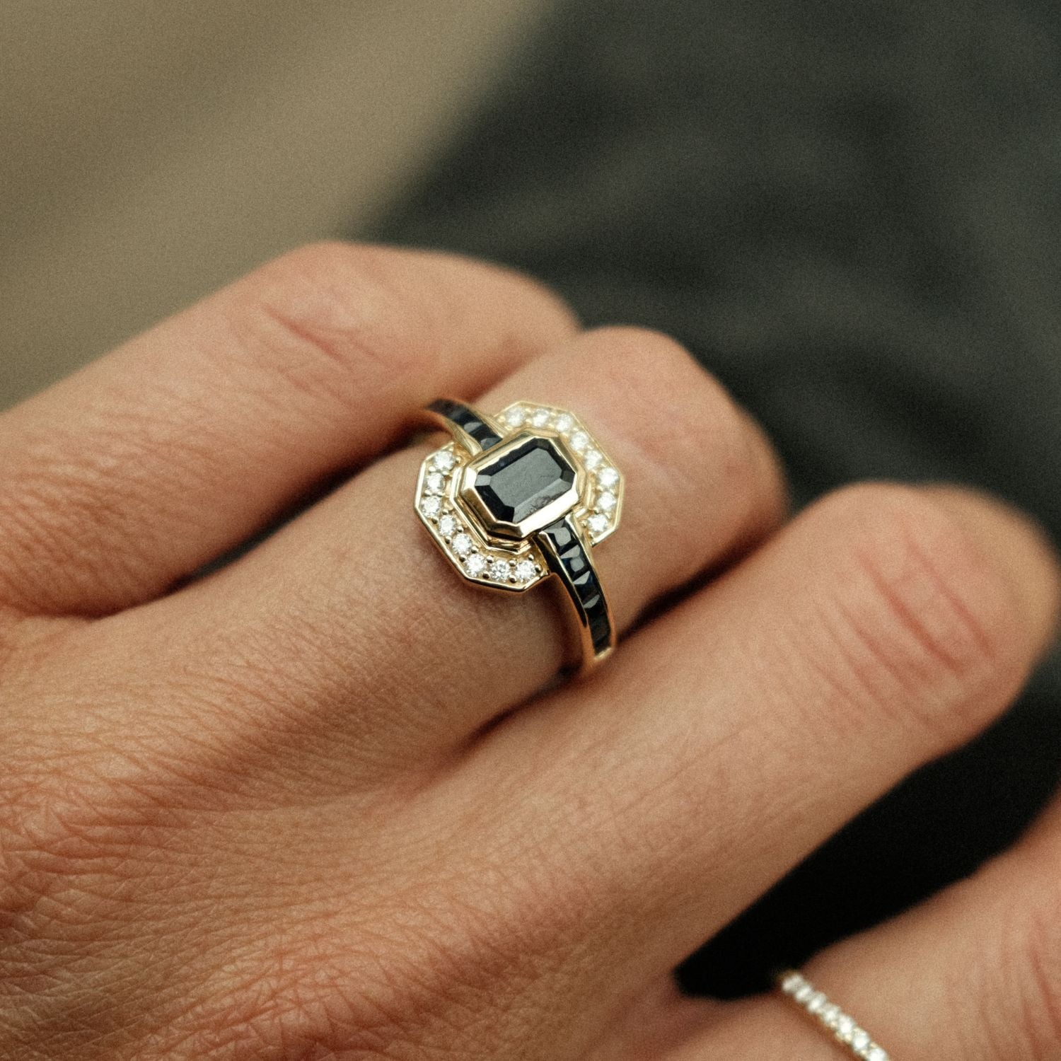 Unieke statement ring met saffier en diamant