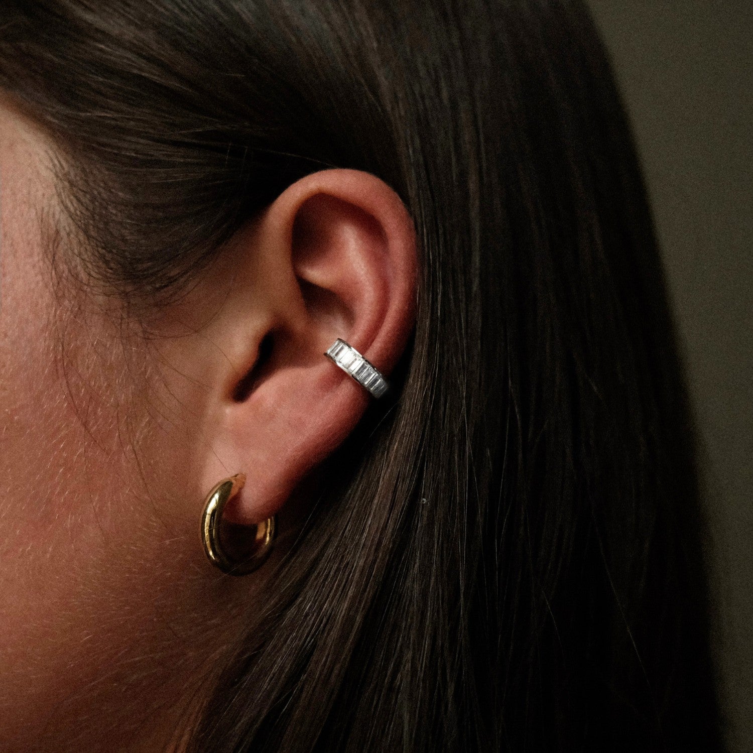 Zilveren baguette bezel ear cuff