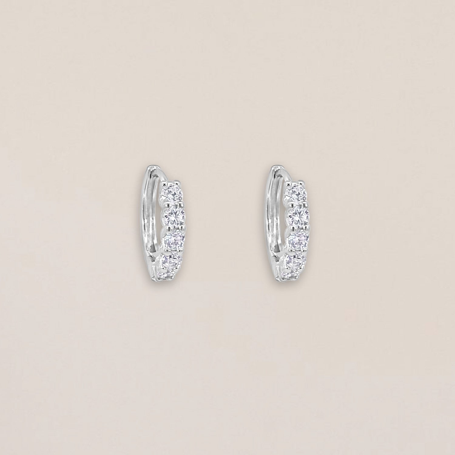 Zilveren hoops met ronde steentjes