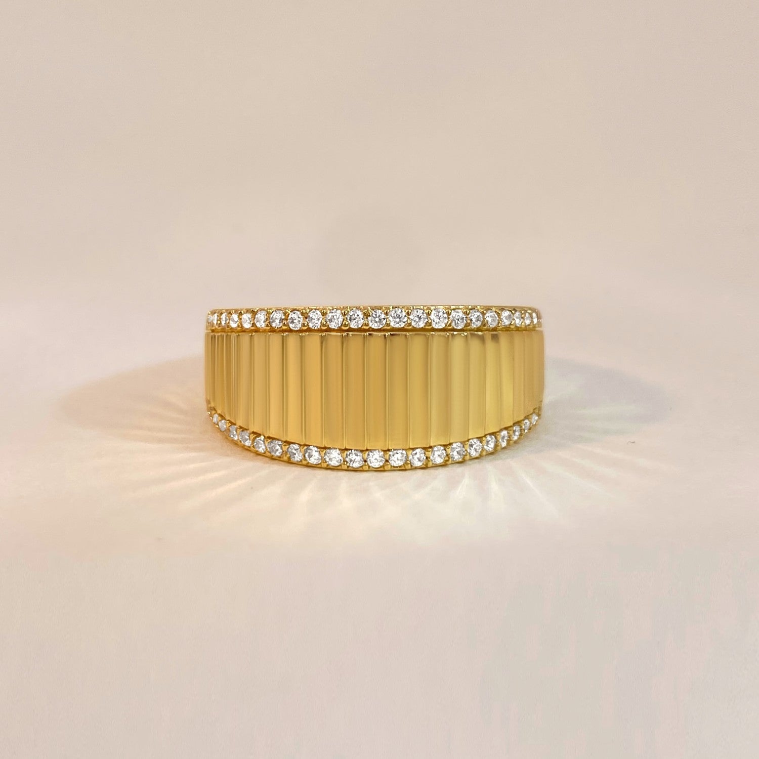 ring met structuur en kristal