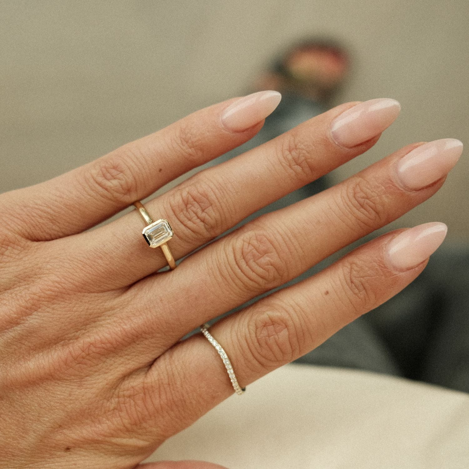 14k goud diamant bezel verlovingsring