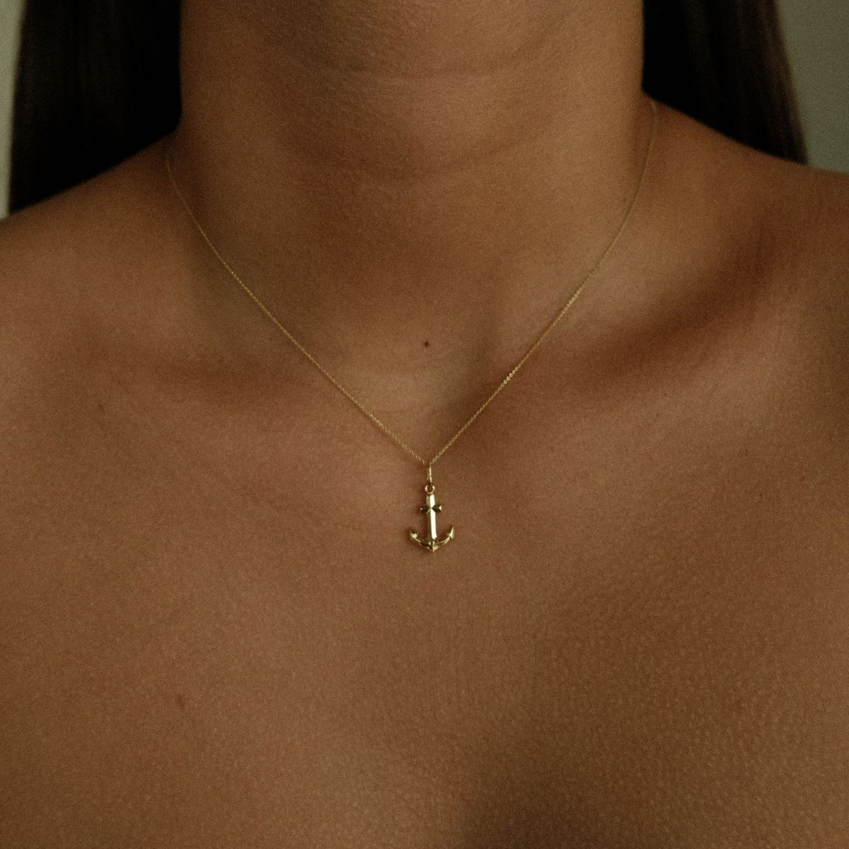 Anker bedel aan gouden ketting