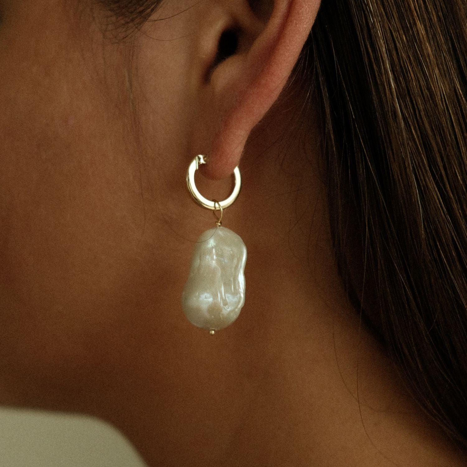 Barok parel aan gouden hoops