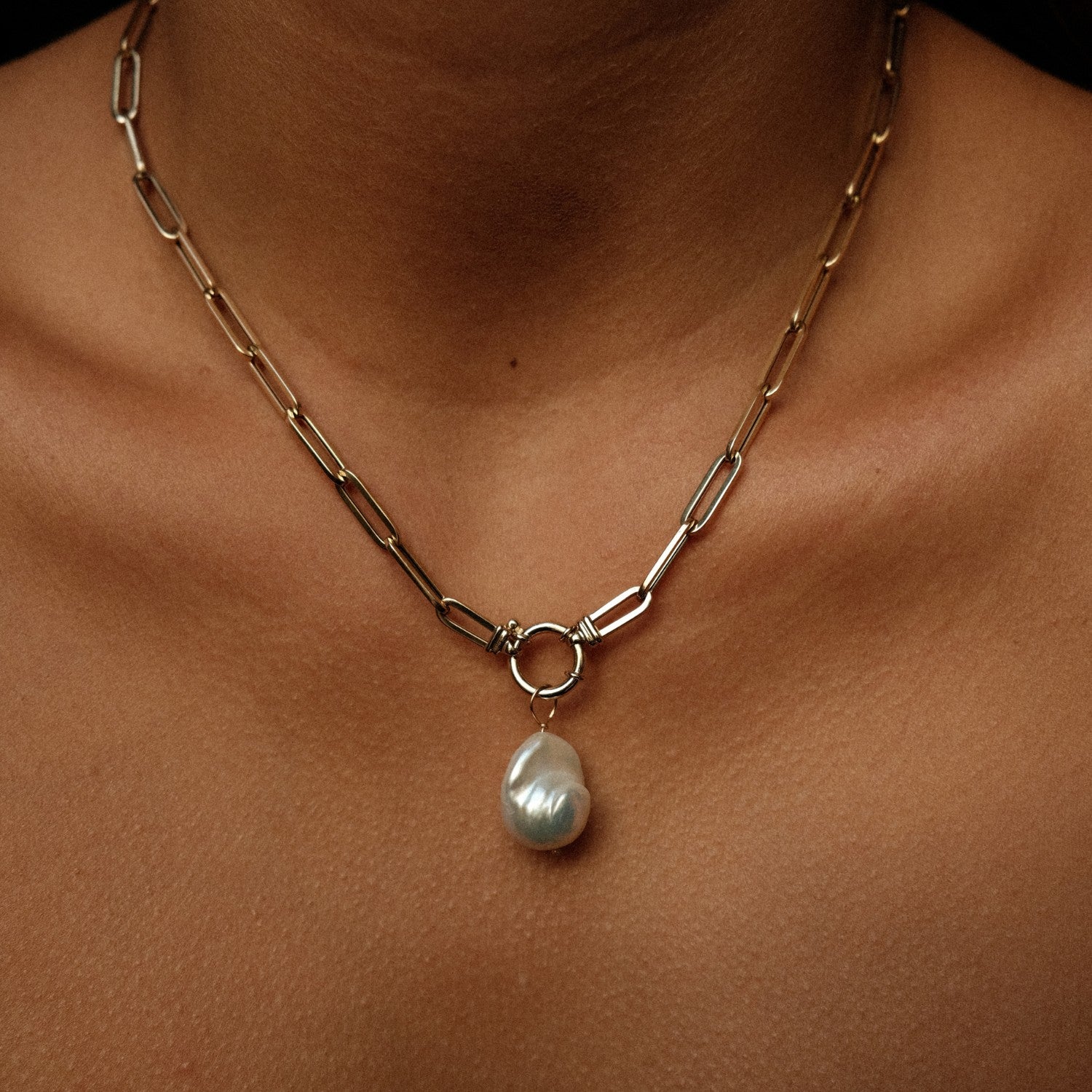 Barok parel met paperclip ketting veerslot