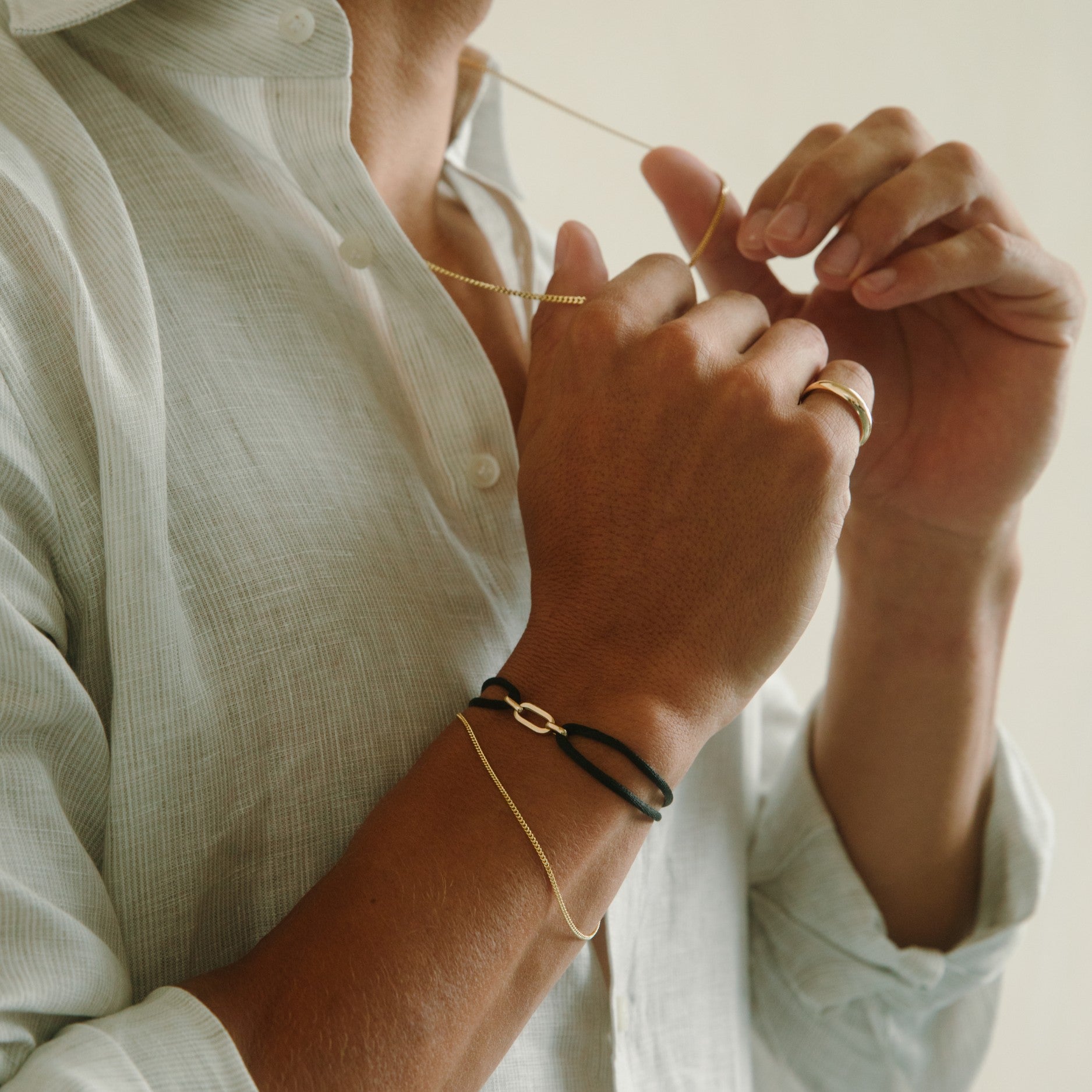 Boyfriend armband en gouden paperclip satijn armband