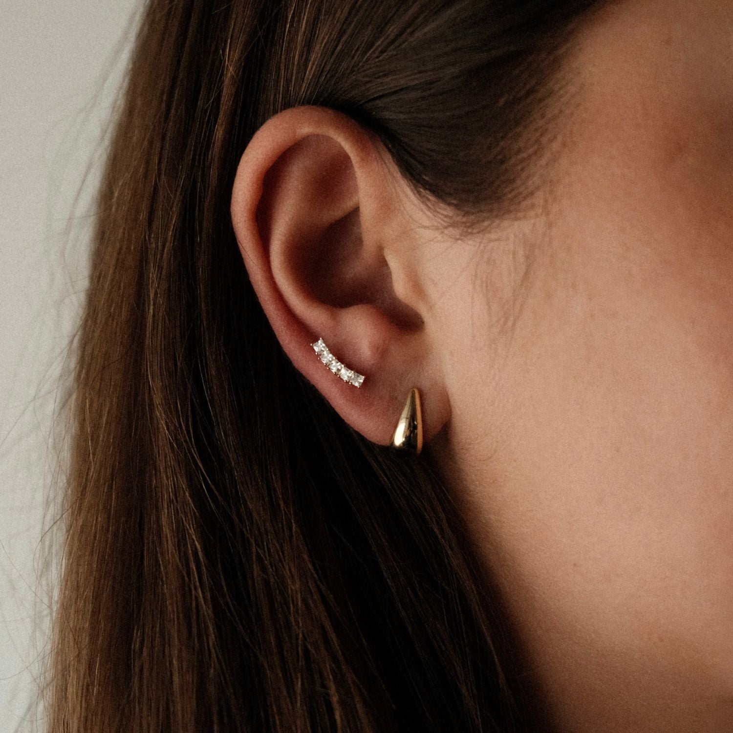 Curved Bar en Druppel Oorbel