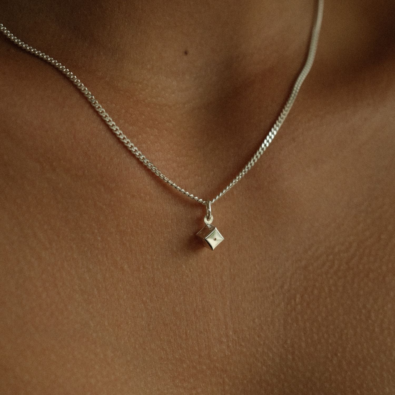 Dobbelsteen bedeltje zilver